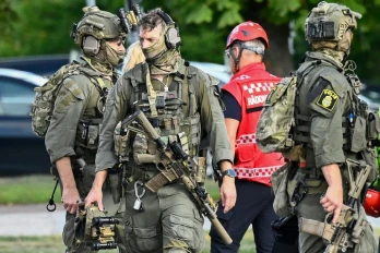  Des membres des forces spéciales de police sur les lieux où un agresseur armé d'une épée a blessé plusieurs personnes dans un lycée à Fagersta, dans le centre de la Suède, le 21 août 2026