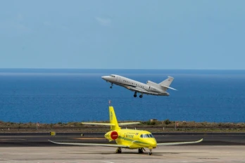 Un Falcon 900 transportant des passagers français, évacués plus tôt du navire touché par un foyer d'hantavirus, décolle de l'aéroport de Tenerife le 10 mai 2026 