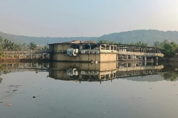 Les restes d'une discothèque après avoir été ravagée par un incendie à Goa, dans l'ouest de l'Inde, le 7 décembre 2025