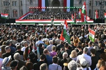 Le Premier ministre hongrois Viktor Orbán (C) s'adresse à ses partisans lors d'un meeting de campagne, le 15 mars 2026 à Budapest 