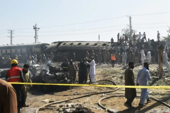 Des membres de services de sécurité pakistanais sur les lieux d'une attaque à l'explosif contre un train dans la province instable du Baloutchistan, dans le sud-ouest du Pakistan, le 24 mai 2026 à Quetta