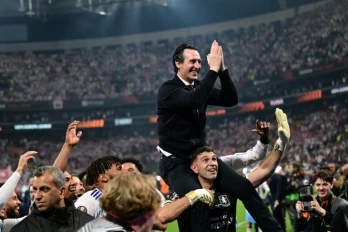 L'entraîneur d'Aston Villa Unai Emery fête avec ses joueurs la victoire en Ligue Europe, mercredi à Istanbul contre Fribourg.