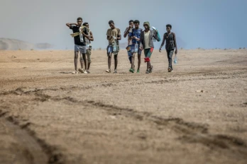 Des migrants éthiopiens marchent dans le désert, le 12 avril 2026, près d'Obock à Djibouti, en direction de l'Ethiopie, après avoir échoué à traverser jusqu'au Yémen