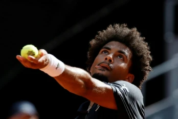 Arthur Fils au service contre l'Italien Jannik Sinner lors du Masters 1000 de Madrid à la Caja Magica le 1er mai 2026 