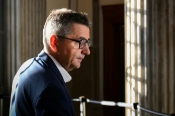 L'ancien maire de Saint-Étienne Gaël Perdriau arrive au palais de justice de Lyon pour la décision en appel dans l'affaire de la sextape, le 10 septembre 2026