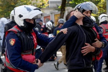 Des policiers arrêtent un manifestant à Tirana, lors d'une manifestation antigouvernementale, le 15 octobre 2026 en Albanie