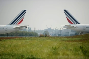 Une nouvelle journée de grève à Air France pour obtenir des hausses de salaires provoquait samedi l'annulation de 30% des vols