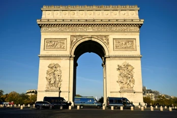 Des véhicules de gendarmerie stationnés autour de l'Arc de Triomphe à Paris, le 31 octobre 2026
