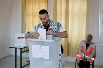 Un Palestinien vote lors des élections municipales à Jénine, ville de Cisjordanie occupée par Israël, le 25 avril 2026