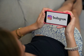 Le logo d'Instagram sur le téléphone portable d'une adolescente à Bruxelles, le 7 juillet 2026