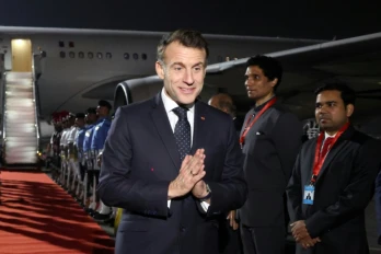 Emmanuel Macron (C) à son arrivée à Mumbai, en Inde, le 17 février 2026