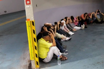 Des habitants réfugiés dans une station de métro souterraine lors d'une simulation d'attaque à Taipei, le 13 août 2026 sur l'île de Taïwan