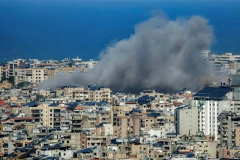 Panaches de fumée au-dessus de la banlieue sud de Beyrouth après des frappes israéliennes, le 30 mars 2026