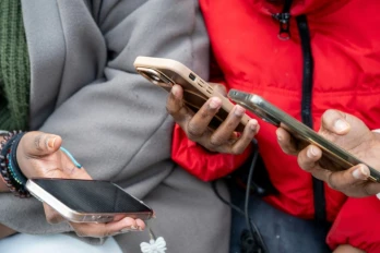 Des lycéens regardent leurs téléphones avant la classe au Lycée Jean Mermoz de Montsoult (Val d'Oise), le 14 janvier 2026