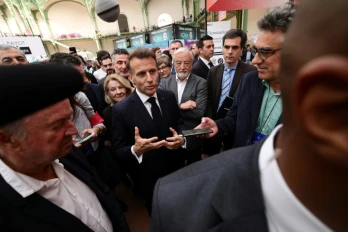Le président Emmanuel Macron en visite au festival du livre de Paris, le 17 avril 2026