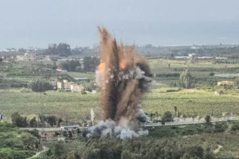 Une boule de feu s'élève du site du pont de Qasmiyeh visé par une frappe israélienne, le 22 mars 2026 au sud du Liban