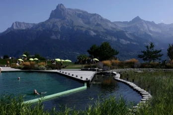 Vue du plan d'eau biotope et de ses bassins de filtration naturelle, à Combloux, en Haute-Savoie, le 12 août 2026