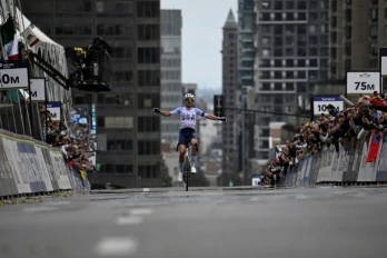 L'Américain Brandon McNulty célèbre sa victoire aux Championnats du monde de cyclisme sur route, le 27 septembre 2026 à Montréal