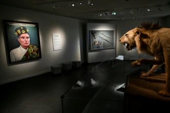 Des cadeaux offerts à l'ex-président socialiste François Mitterrand exposés à la Cité des présents, le 10 mai 2026 à Château-Chinon, dans la Nièvre  