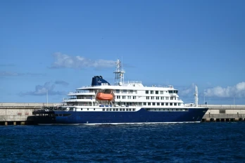 Le navire de croisière MV Hondius, touché par un foyer d'hantavirus, est amarré dans le port de Granadilla de Abona, sur l'île de Ténérife, dans les îles Canaries (Espagne), le 11 mai 2026