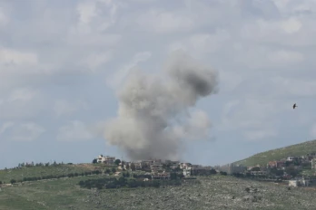 De la fumée s'élève après une attaque aérienne israélienne sur le village de Kfar Tibnit, le 24 mars 2026 au Liban