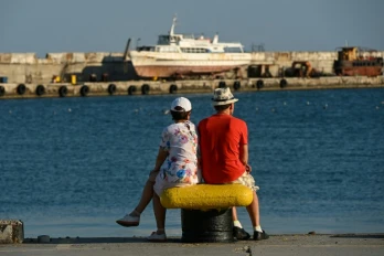 Des estivants sur la promenade maritime à Yalta, en Crimée annexée, le 21 juillet 2026 