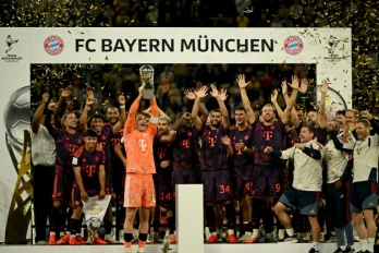 Le gardien et capitaine du Bayern Munich Manuel Neuer soulève le trophée de la supercoupe d'Allemagne remporté face au Borussia Dortmund (2-1) le 22 août 2026 à Dortmund