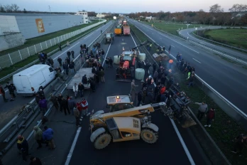 Des agriculteurs bloquent une portion de l'autoroute A64 lors d'une manifestation à Carbonne, dans le sud-ouest, le 12 décembre 2025 