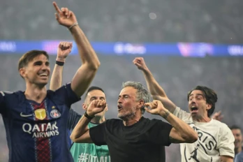 La joie du coach parisien Luis Enrique (2eD) et du milieu espagnol Fabian Ruiz (G) après la victoire du PSG en finale de la Ligue des champions contre Arsenal, le 30 mai 2026 à Budapest