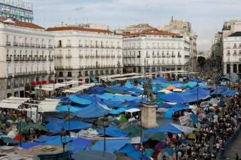 Un campement installé pour protester contre les expulsions et la crise du logement devant le siège de la présidence de la Communauté de Madrid,a Puerta del Sol, le 29 septembre 2026