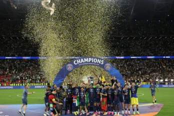 Les joueurs du Paris SG soulèvent leur deuxième Ligue des champions, après leur victoire en finale contre Arsenal, le 30 mai 2026 à Budapest