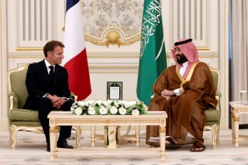 Le président français Emmanuel Macron (g)  rencontre le prince héritier saoudien Mohammed ben Salmane au palais d’Al-Yamamah, à Riyad, le 21 octobre 2026