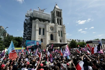 Plusieurs milliers de personnes réunies devant la Basilique de Saint-Denis, près de Paris, pour le meeting de Jean-Luc Mélenchon, candidat LFI à la présidentielle