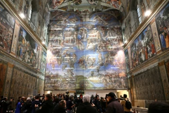 Des journalistes lors d'une visite de la chapelle Sixtine, où la célèbre fresque du Jugement dernier de Michel-Ange a connu sa plus importante restauration depuis plus de trente ans, le 28 février 2026 au Vatican