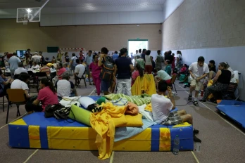 Des habitants évacués après un violent incendie ont trouvbé refuge à Villamanta, à l'ouest de Madrid, le 24 juillet 2026