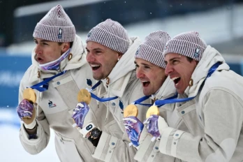 Les Français Eric Perrot, Emilien Jacquelin, Fabien Claude et Quentin Fillon Maillet (de gauche à droite) avec leurs médailles d'or de champions olympiques de relais le 17 février 2026 à Anterselva
