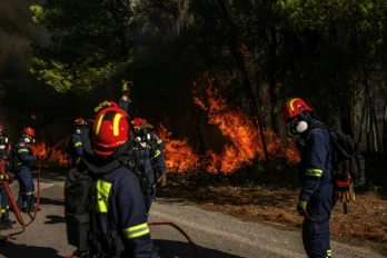 Des pompiers grecs tentent d’éteindre un incendie de forêt dans la région de Porto Germeno, à quelque 70 kilomètres au nord-ouest d’Athènes, dans la région de la Viotia, le 2 août 2026