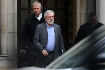 Gerry Adams quitte la Haute Cour de Londres, le 12 mars 2026