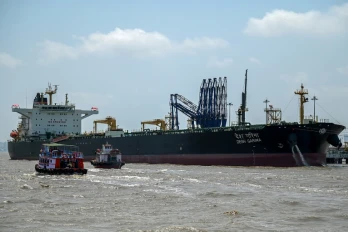 Le Desh Garima, un pétrolier battant pavillon indien, transportant du pétrole brut  amarré à un terminal de déchargement sur la côte de Bombay, après avoir pu transiter par le détroit d'Ormuz, le 30 avril 2026