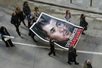 Un portrait géant du défunt nationaliste corse Yvan Colonna lors d'une manifestation marquant le deuxième anniversaire de sa mort, le 2 mars 2024 à Bastia, en Corse