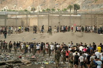 Des soldats espagnols contrôlent des migrants qui retournent au Maroc après avoir franchi la frontière pour entrer dans l’enclave espagnole de Ceuta, en Afrique du Nord, le 31 juillet 2026