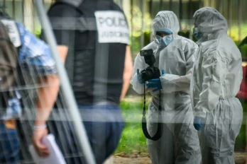Des membres de la police scientifique recherchent des indices après qu'un jeune homme a été abattu par balle dans le quartier de la Bottière à Nantes, le 4 juin 2026 en Loire-Atlatnique