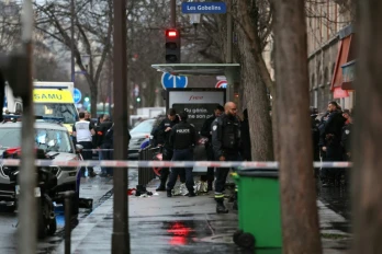 Des policiers postés à une gare routière parisienne le 11 février 2026 après qu'un homme armé d'un couteau a menacé un chauffeur de bus