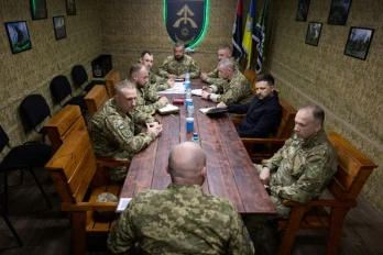 Photo fourni le 8 mai 2026 par la présidence ukrainienne montrant le président Zelensky avec le chef des forces armées  Oleksandr Syrsky (droite) dans la région de Dnipropetrovsk