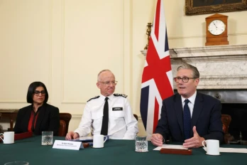 Le Premier ministre britannique Keir Starmer (D) en conférence de presse avec la ministre de l'Intérieur Shabana Mahmood (G) et le commissaire de la POlice métropolitaine Mark Rowley (C) à Londres le 30 avril 2026