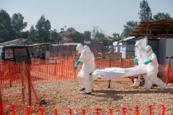 Des agents sanitaires transportent le corps d'une victime du virus Ebola, le 13 juin 2026 à Bunia, dans la province de l'Ituri, en RDC