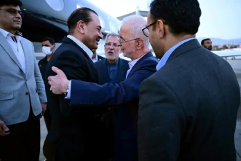 Photo diffusée par l'armée pakistanaise montrant le chef de l’armée pakistanaise Asim Munir (g) accueilli par le ministre iranien de l’Intérieur, Eskandar Momeni, à son arrivée à Téhéran, le 22 mai 2026 en Iran