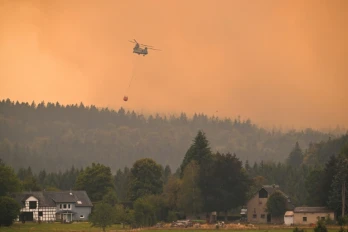Un hélicoptère bombardier d'eau néerlandais lutte contre un incendie dans les Fagnes en Belgique le 16 août  2026
