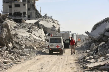 Un membre de la Croix Rouge parmi les décombres à Gaza, le 2 novembre 2025