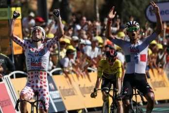 Isaac Del Toro (D) et son leader Tadej Pogacar (G) célèbrent la victoire du Mexicain à l'arrivée de la 2e étape du Tour de France, le 5 juillet 2026 à Barcelone